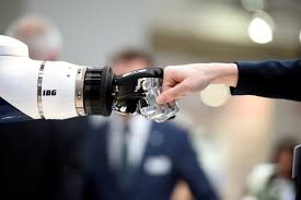 Robotická ruka si podáva ruku s ľudskou rukou, symbolizujúca umelú inteligenciu