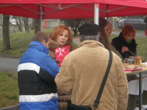 Magálová kežmarskym bezdomovcom podávala kapustnicu