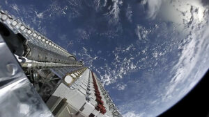 Fotografia: Starlink satelity v nosnom module rakety pred vypustením