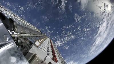Fotografia: Starlink satelity v nosnom module rakety pred vypustením