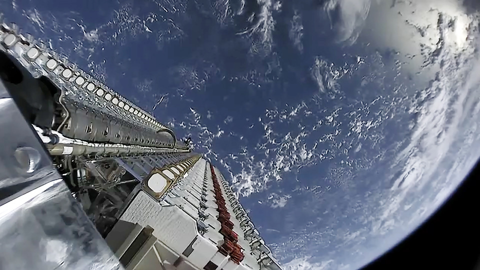 Fotografia: Starlink satelity v nosnom module rakety pred vypustením