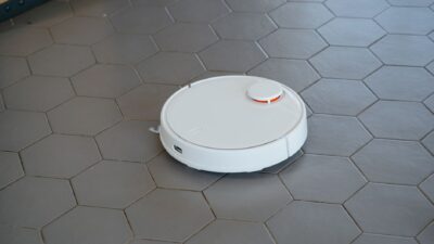 Robotický vysávač s umelou inteligenciou: Takmer nulová údržba a dokonalé upratovanie