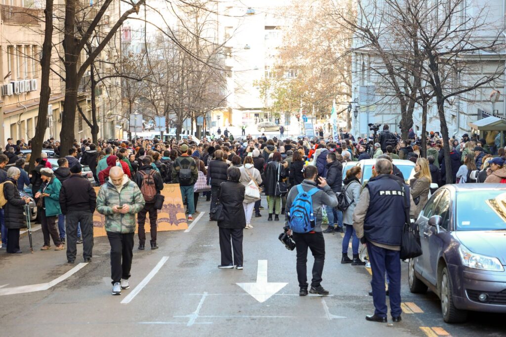 Desaťtisíce Albáncov v Tirane protestujú už 35 dní, žiadajú odchod premiéra