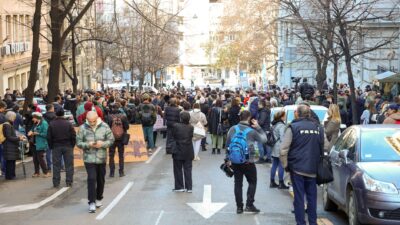Desaťtisíce Albáncov v Tirane protestujú už 35 dní, žiadajú odchod premiéra