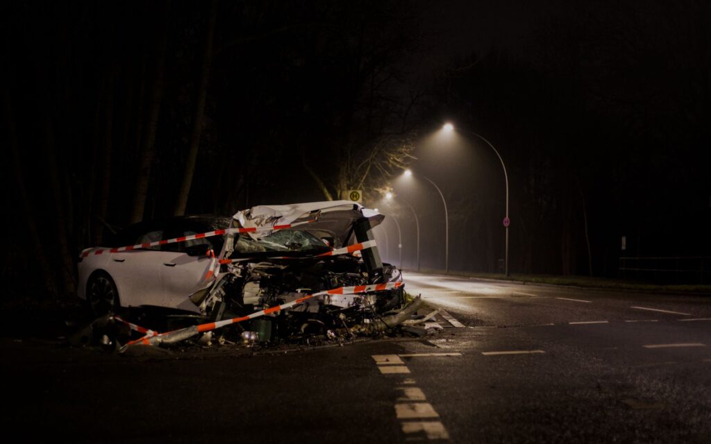 Policajné auto narazilo do zvodidiel na Brnianskej, zranenia nikto neutrpel