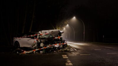 Policajné auto narazilo do zvodidiel na Brnianskej, zranenia nikto neutrpel