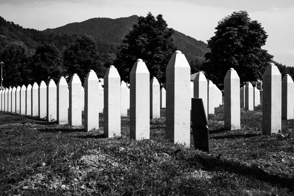 Po 31 rokoch od genocídy v Srebrenici uložili desať obetí naveky