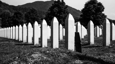Po 31 rokoch od genocídy v Srebrenici uložili desať obetí naveky