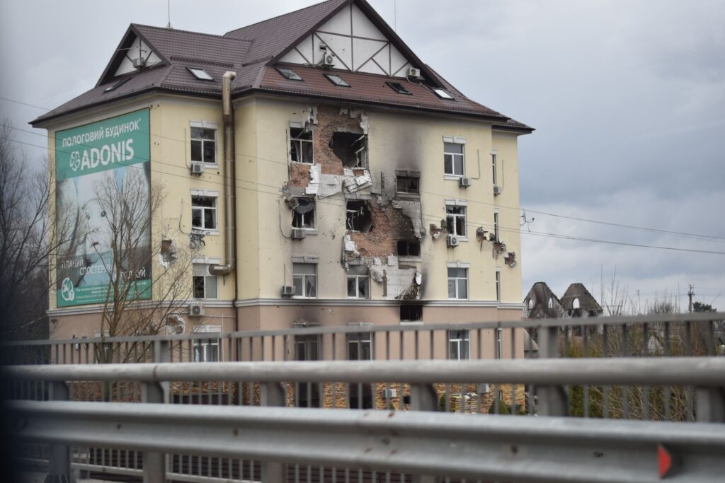 Medveď zaútočil na muža pred domom v Závažnej Porube, obec je v strehu