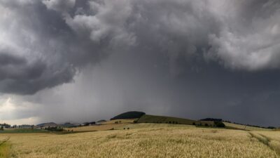 Supercela mieri na západné Slovensko: Hrozia krúpy aj prudký vietor