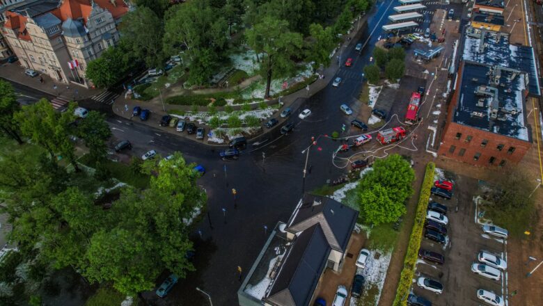 Na Slovensko mieri nebezpečná supercela, na Morave už ničila krúpy