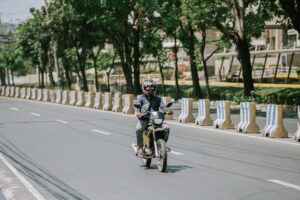 Mladý motorkár zahynul po náraze do zvodidiel na Pezinskej Babe