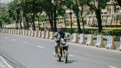 Mladý motorkár zahynul po náraze do zvodidiel na Pezinskej Babe