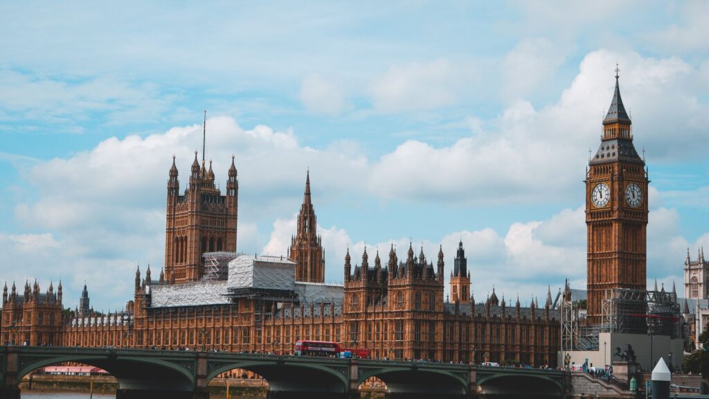 Karol III. vymenoval do funkcie premiéra Andyho Burnhama, Británia má siedmeho lídra za dekádu
