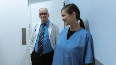 Tusk plánuje zastropovať platy lekárov v Poľsku na 76 800 zlotých