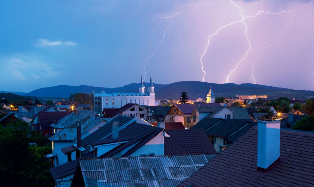 Pondelkové búrky na východe Slovenska: Výstraha pred lejakmi a krúpami