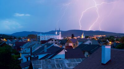 Pondelkové búrky na východe Slovenska: Výstraha pred lejakmi a krúpami