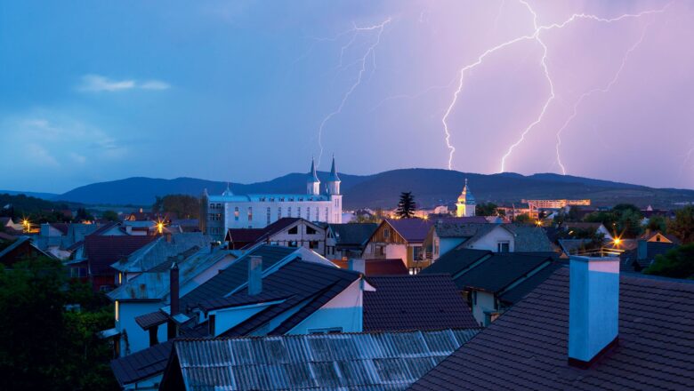 Pondelkové búrky na východe Slovenska: Výstraha pred lejakmi a krúpami