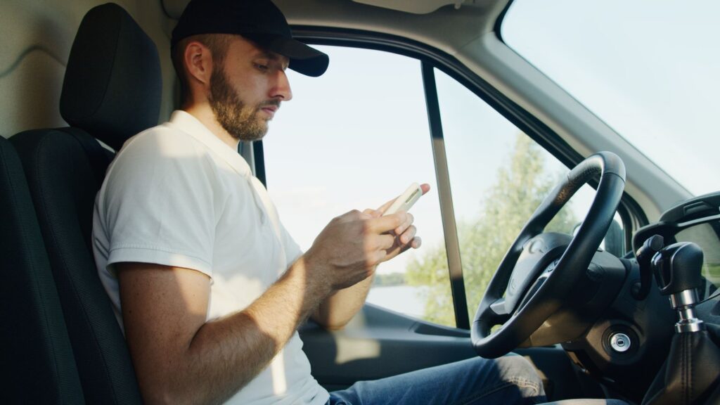 Stačí vziať mobil do ruky. Najvyšší správny súd potvrdil prísny výklad zákona