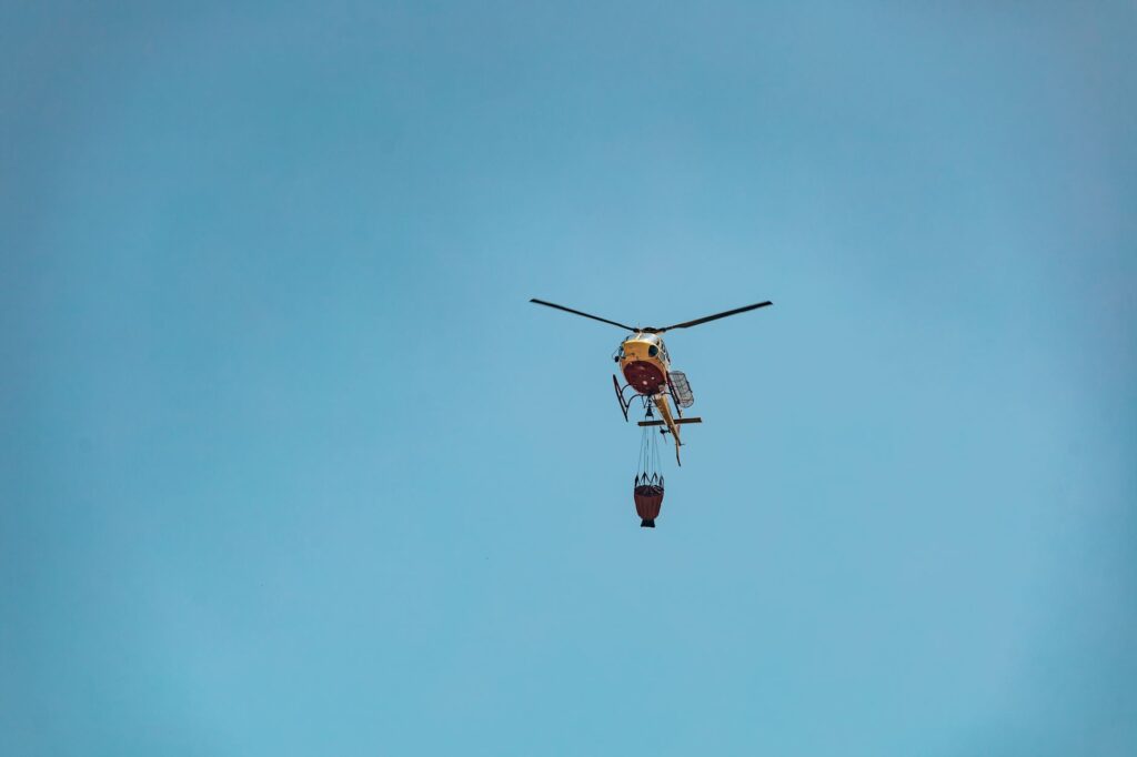 Slovenský Black Hawk bojuje s plameňmi na juhu Francúzska, evakuovali štvrť milióna ľudí