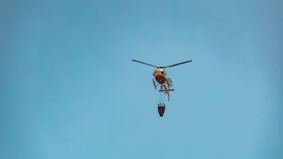 Slovenský Black Hawk bojuje s plameňmi na juhu Francúzska, evakuovali štvrť milióna ľudí