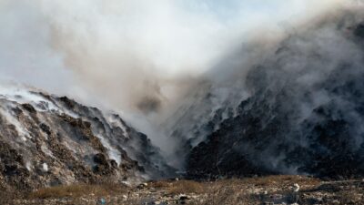 Obrovský požiar na skládke v Horných Opatovciach: Dym dusí celú obec