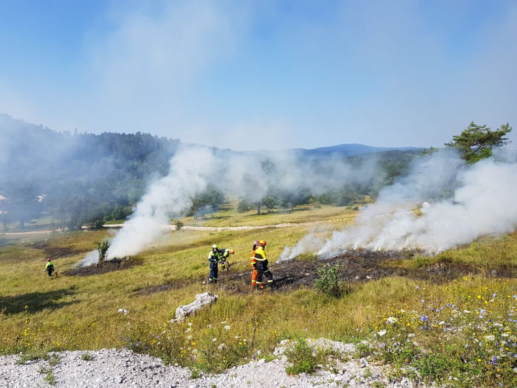 Pri Radzovciach vypukol požiar lesa, zasahuje 40 hasičov