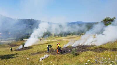 Pri Radzovciach vypukol požiar lesa, zasahuje 40 hasičov