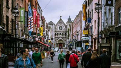Dublin sa lúči s Glenom Hansardom: Pohreb v Katedrále sv. Patrika za účasti tisícov