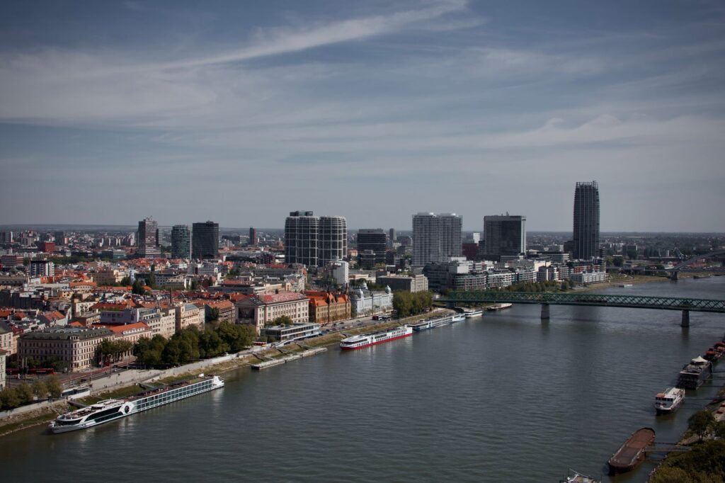 Na východe Slovenska týral mladú ženu a nútil ju žobrať, hrozí mu väzba