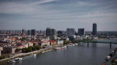 Na východe Slovenska týral mladú ženu a nútil ju žobrať, hrozí mu väzba