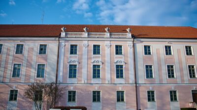 Estónska vláda stratila väčšinu: Koalícia sa mení na menšinovú po odchode dvoch poslancov