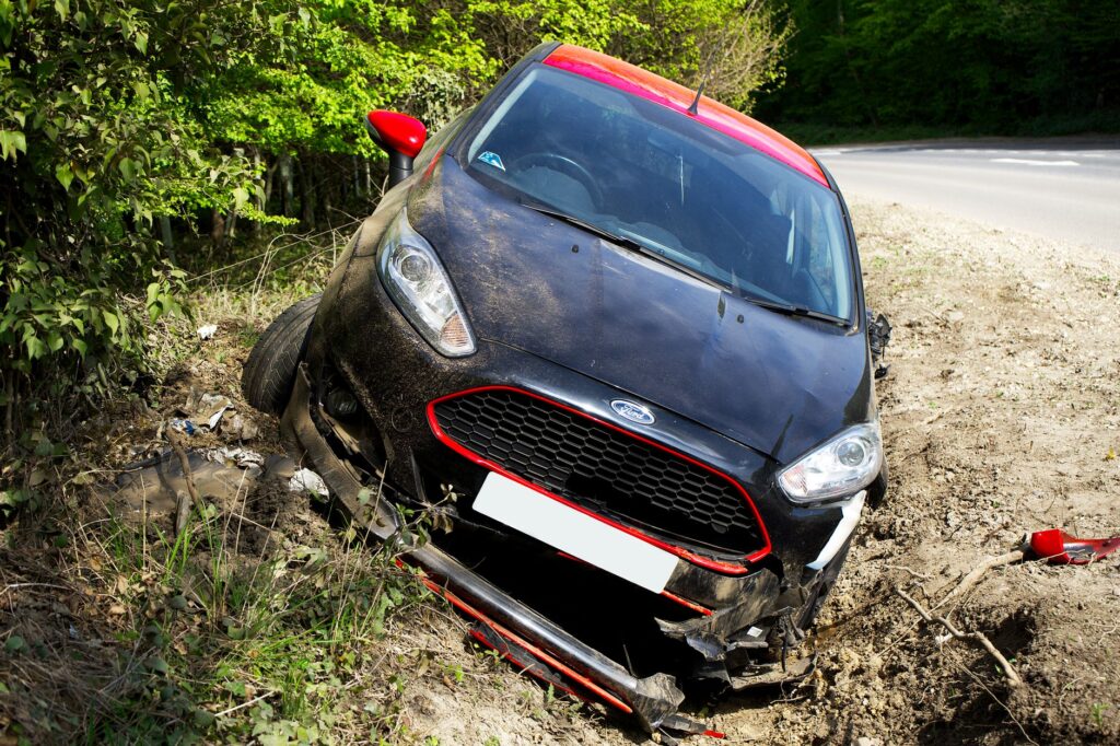 Nehoda pri Veľkých Bierovciach: auto skončilo v tráve, polícia varuje vodičov