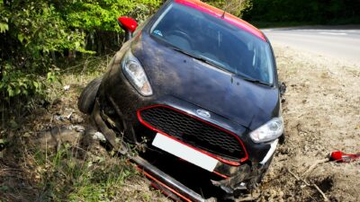 Nehoda pri Veľkých Bierovciach: auto skončilo v tráve, polícia varuje vodičov
