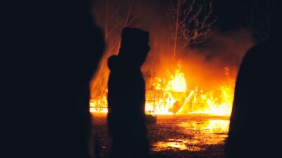 Nočný požiar auta v Trsticiach: Plamene zasiahli aj druhé vozidlo
