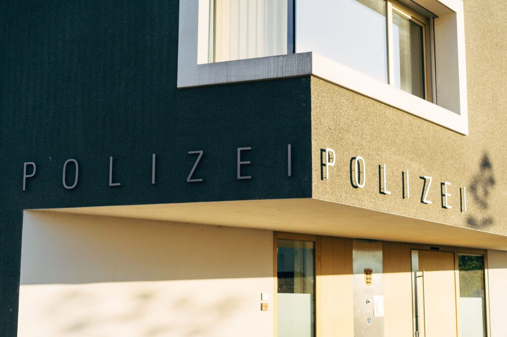 Poľská polícia zadržala muža za výzvy na likvidáciu politických špičiek