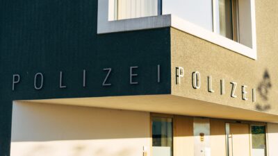 Poľská polícia zadržala muža za výzvy na likvidáciu politických špičiek