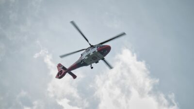 Vážna nehoda pri Lozorne paralyzovala D2: vrtuľník prevážal kriticky zraneného vodiča