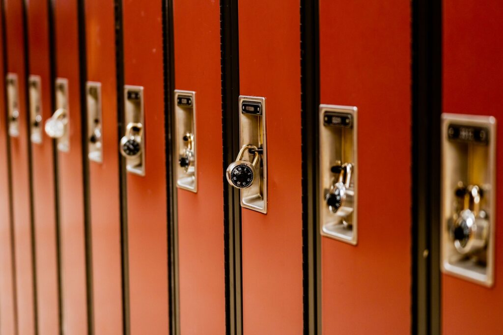 Švédsko po útoku mečom na škole vytvára komisiu pre prevenciu násilia