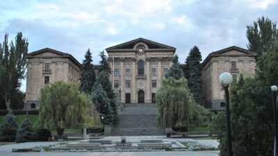 Arménsko zasahuje proti exprezidentovi: Kočarjana zadržali pri protikorupčnej razii