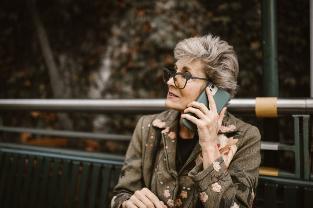 Seniori v ohrození: Podvodníci sa vydávajú za úradníkov aj policajtov