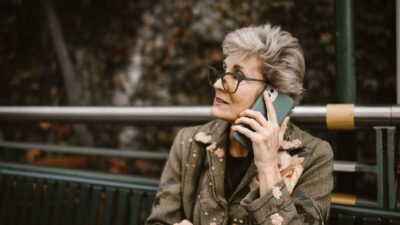 Seniori v ohrození: Podvodníci sa vydávajú za úradníkov aj policajtov