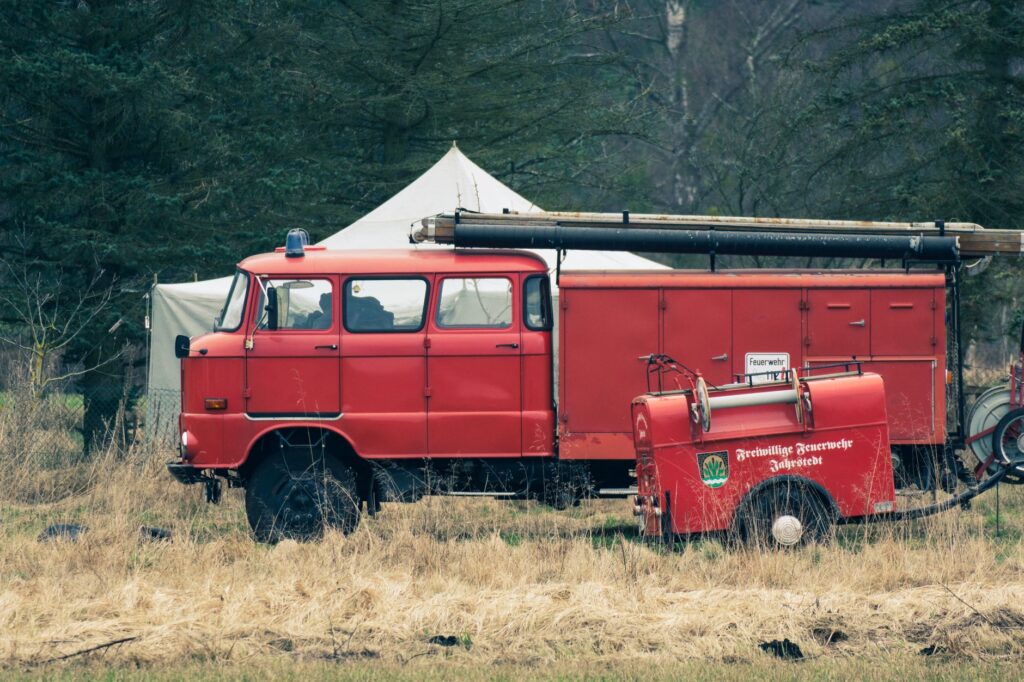 Ludrová: Plamene zničili traktor aj drevo, jedna osoba sa zranila