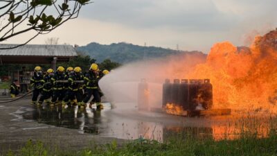 Požiar v Naháči stále trvá: Hasiči bojujú s plameňmi aj za pomoci dronov