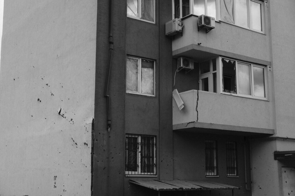 Ruské nálety na Odesu zranili 17 ľudí, vrátane detí, a poškodili výškovú budovu