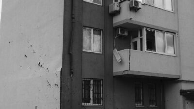 Ruské nálety na Odesu zranili 17 ľudí, vrátane detí, a poškodili výškovú budovu
