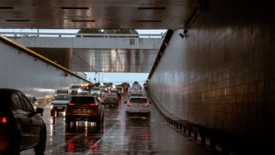 Tunel Sitina paralyzoval rannú dopravu: Zrazilo sa 13 áut a kamión