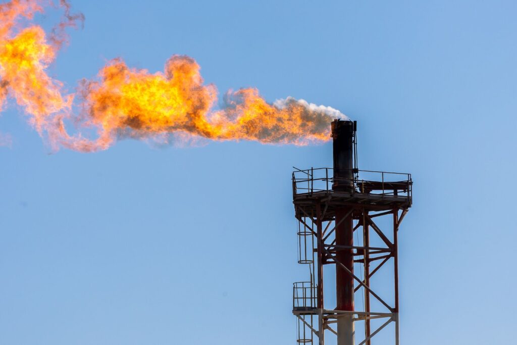 Rijád odsudzuje útoky húsíov na energetické ciele, hlási požiare
