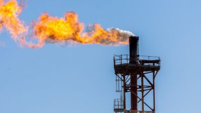 Rijád odsudzuje útoky húsíov na energetické ciele, hlási požiare