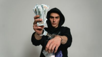 Policajný zásah v Pezinku: Distribútori drog čelia až 15-ročným trestom